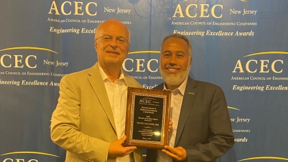 Nenad Gucunski receiving an award