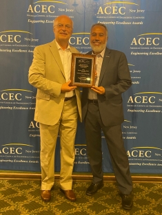 Nenad Gucunski receiving an award